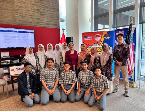 Kereen, MAN 1 Darussalam Ciamis kunjungani Kedutaan Amerika Serikat didampingi Guru Bahasa Inggris dan Volunteer asal Amerika Mr. Been